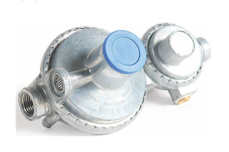 Camco Fixed Two Stage Vertical LP Gas Regulator (1/4" Inlet x 3/8" FNPT Outlet) 160,000 BTU • 59313